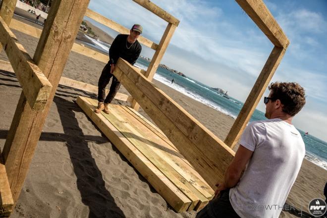 Alessio Botteri (left) and Maxime Fevrier (right) helping to build the judges tower – Matanzas Wave Classic ©  Si Crowther / IWT